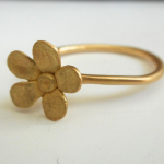 Kleine Blüte aus 750 Gelbgold als Verlobungsring