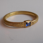 Saphir in Gelbgoldring mit Sternemuster