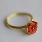 Goldener Blütenring mit Koralle
