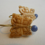 Ohrringe mit geschnitztem Knochen, Saphir-Kugeln und Gold