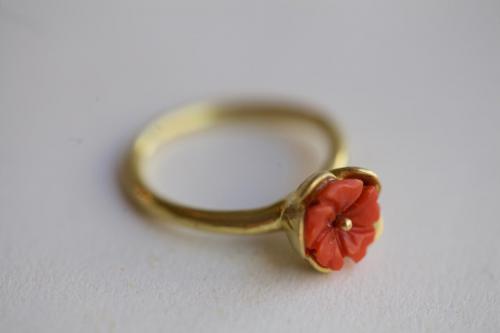 Ausgefallener Verlobungsring als Korallblüte in Gelbgold