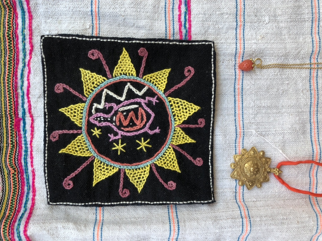 Textiles Fundstück aus Laos als Inspiration für handgemachten Schmuck