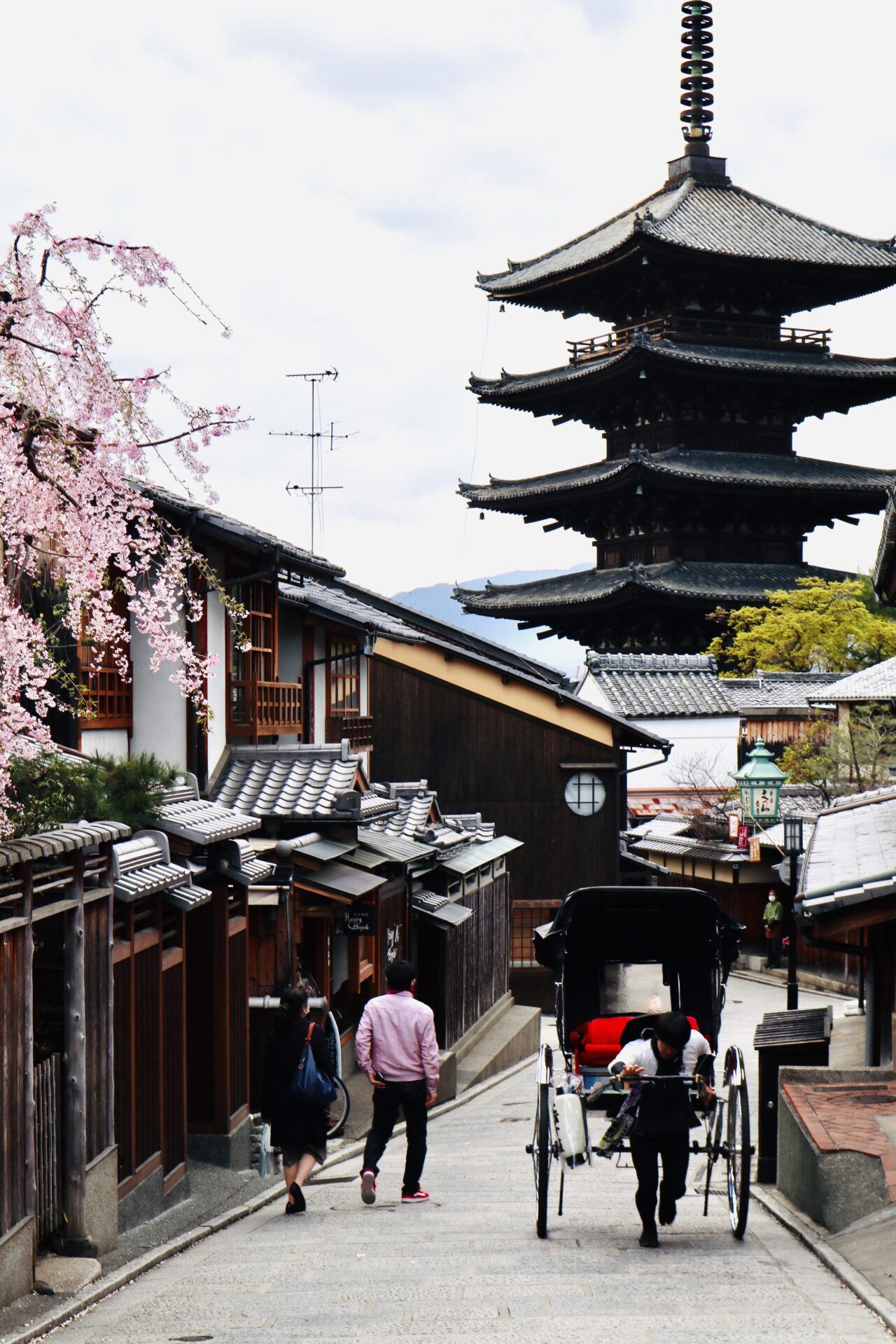 Goldene Kugeln in Kyōto als Inspiration für Schmuckformen